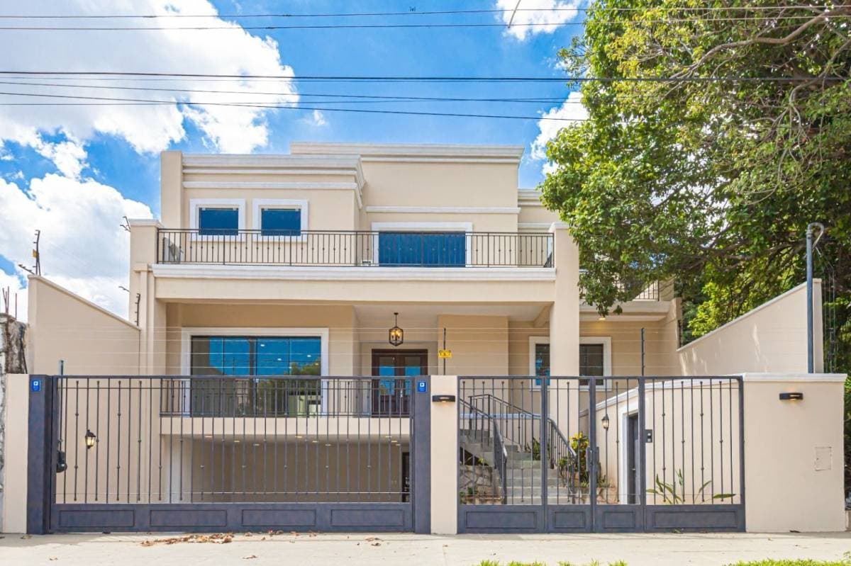 En alquiler casa de 3 dormitorios en suite a estrenar - barrio mburucuya, foto 1