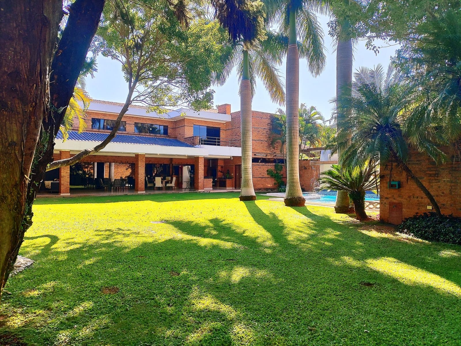 Exclusiva residencia ubicada en el distinguido Barrio Mariscal Estigarribia