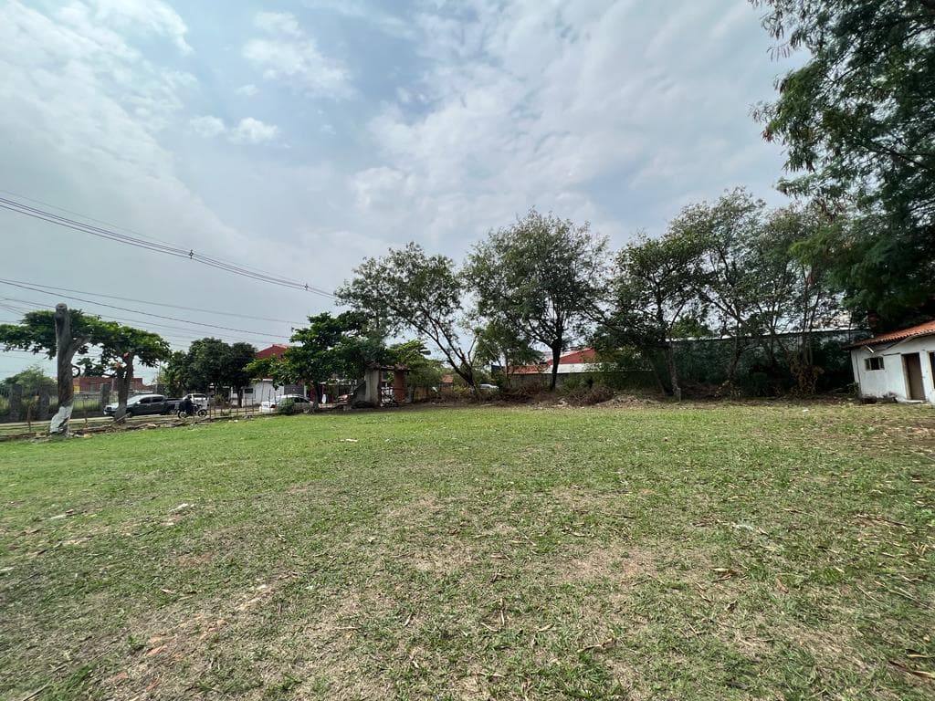 amplio terreno, al costado del Shopping M.R.A, foto 2
