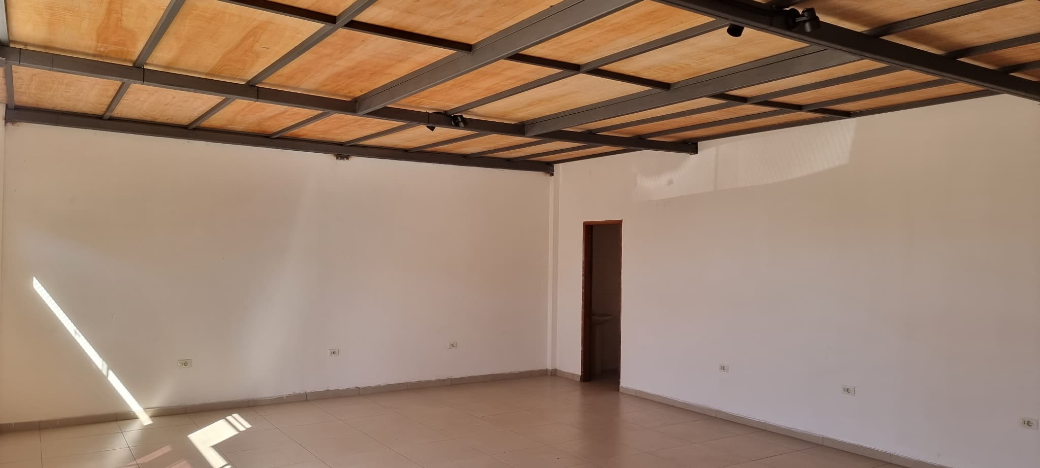 Hermoso Deposito Showroom Y Oficina Sobre Av Calle Ultima Defensores Chaco Lynch — foto 2