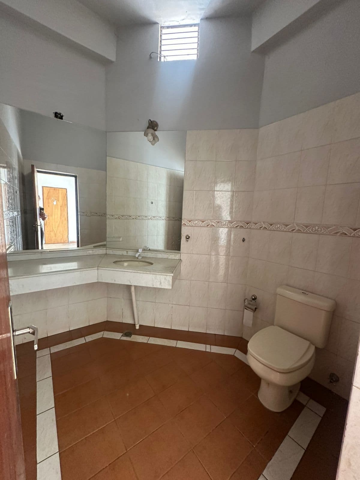 Salón comercial con oficinas y amplio depósito – Luque 4to barrio, foto 4