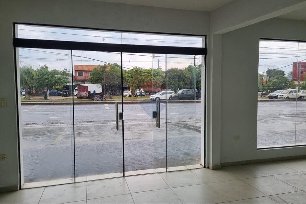 Espacioso local comercial en loma pytá, foto 3