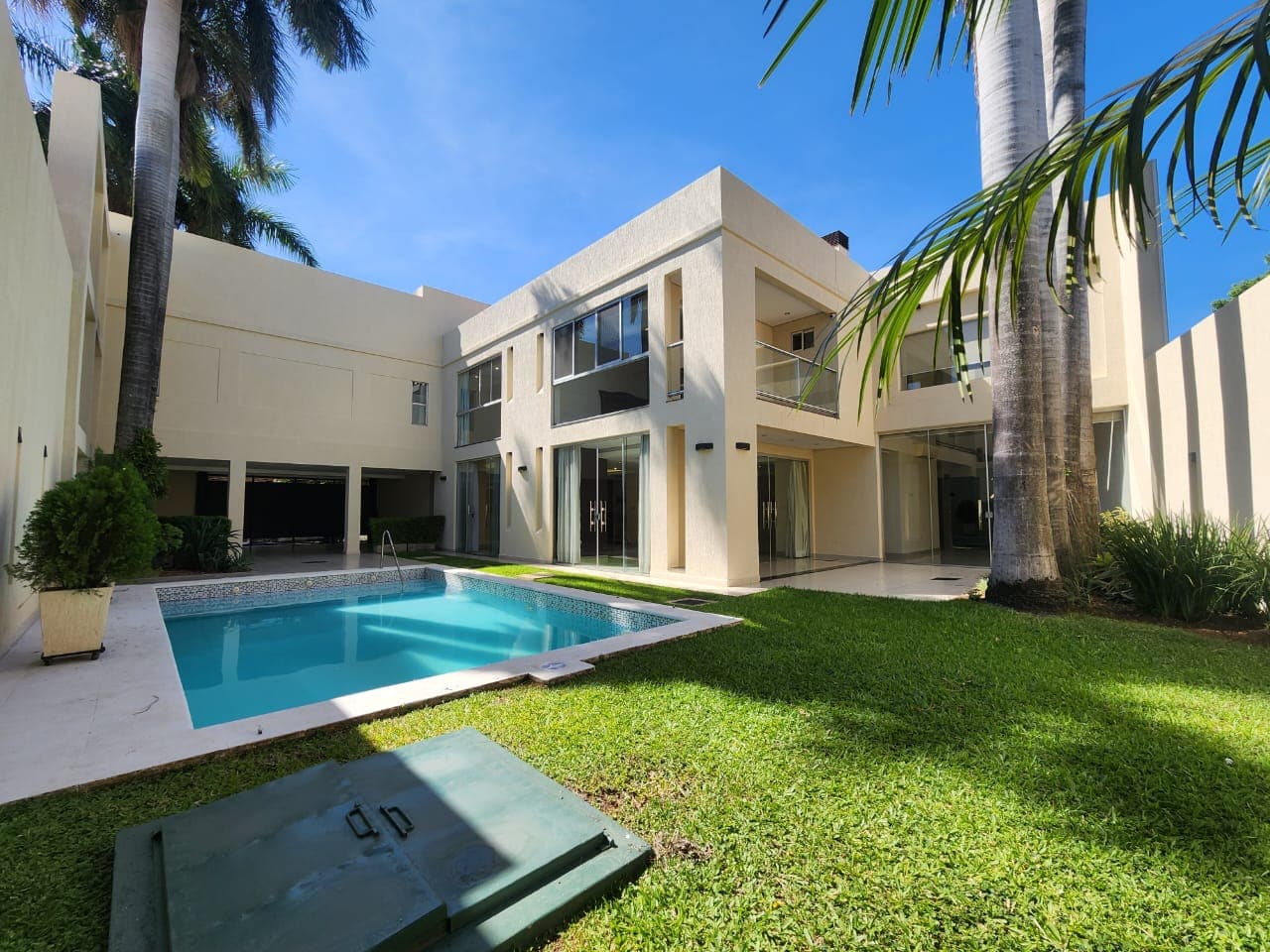 Residencia moderna con piscina barrio mburucuya, foto 2