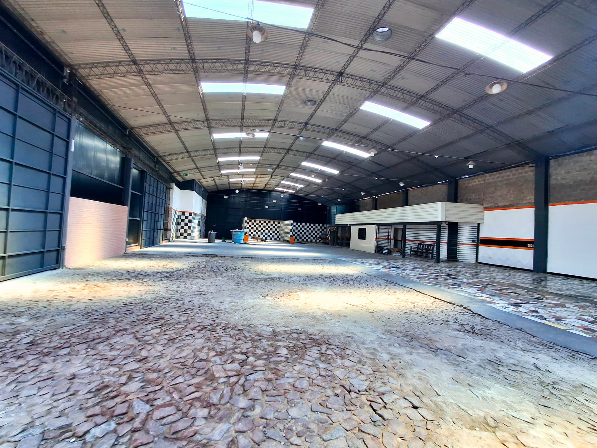 Amplio tinglado y oficinas/show room, foto 2