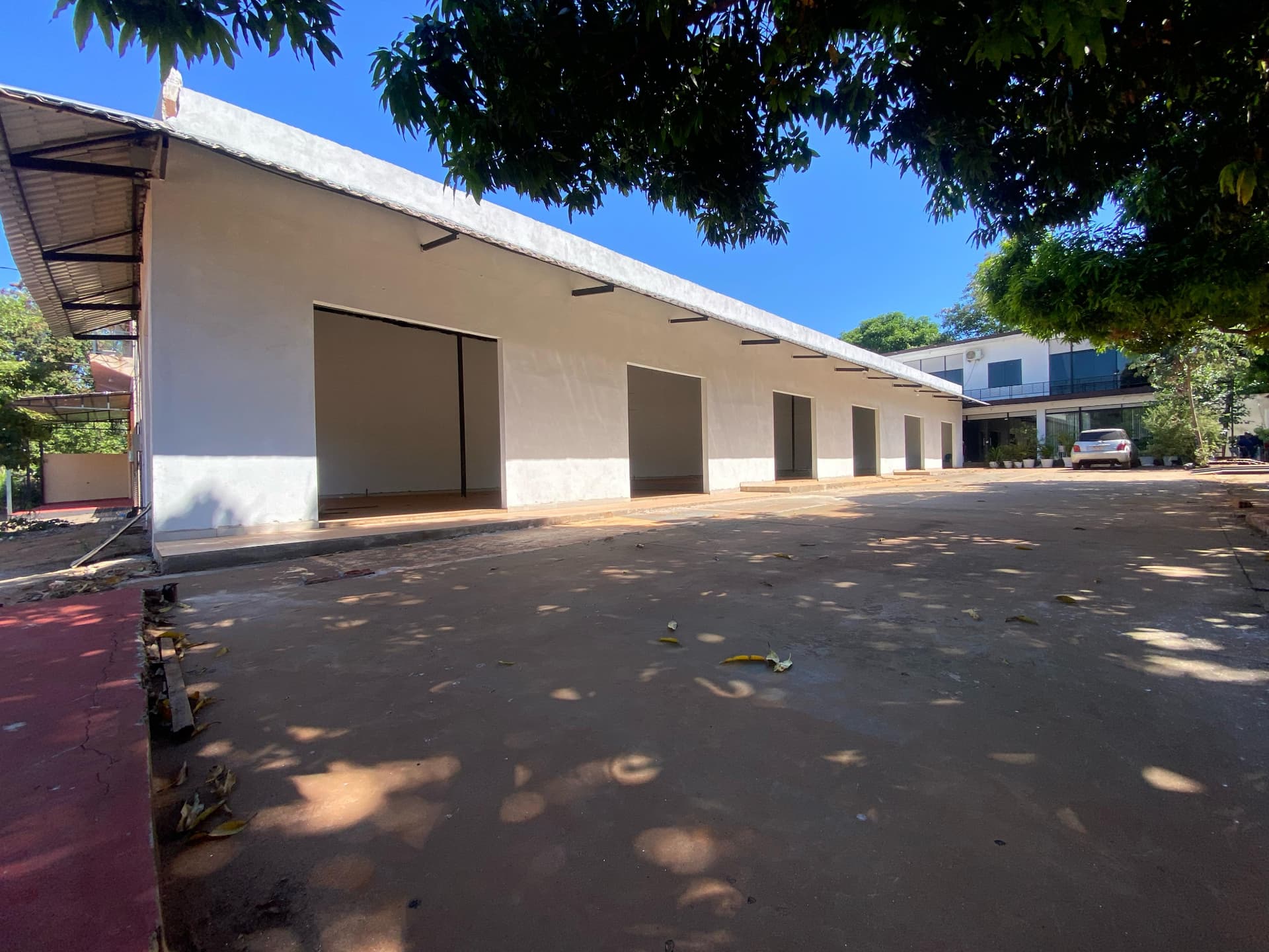 Casa de 2 plantas con salón comercial en venta o alquiler, foto 3