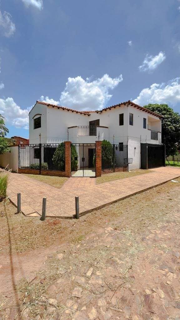 Alquilo Casa Luque - Laurelty (Z/ Av. Andrés Insfran) . ID 54172