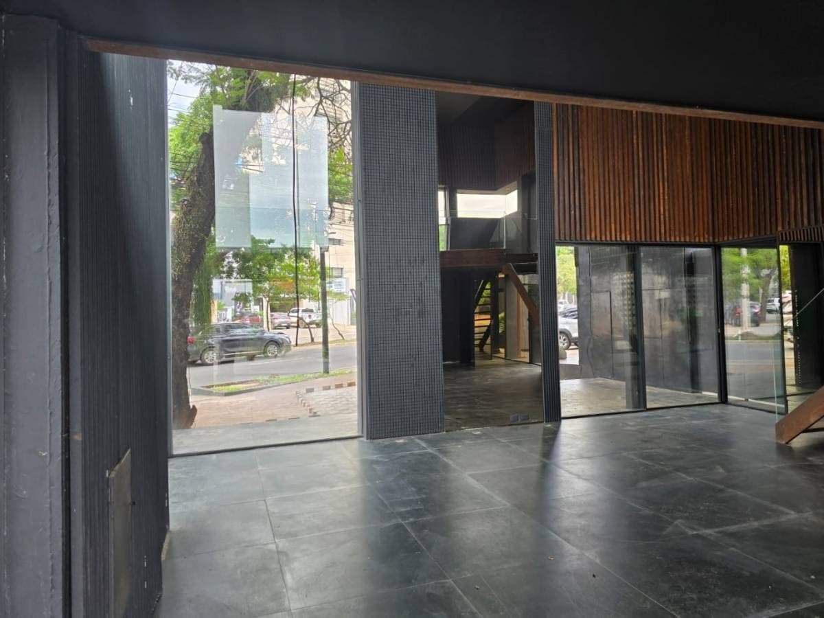 Amplio local comercial s/ aviadores del chaco, foto 4