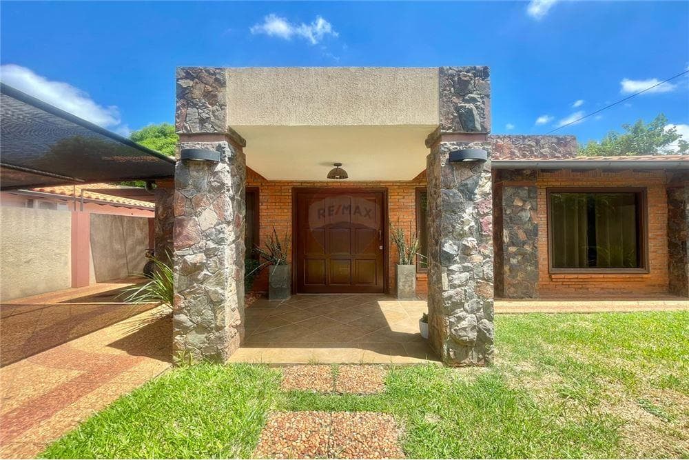 En venta residencia b villa adela