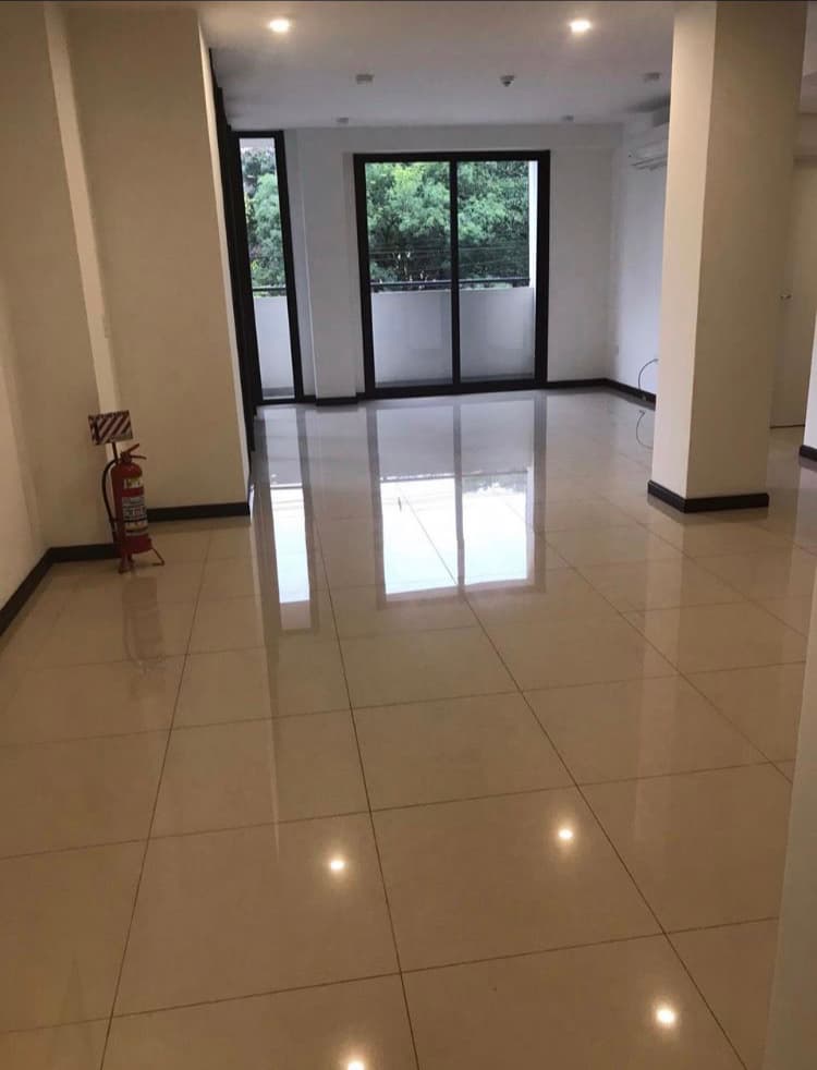En alquíler hermoso departamento en alquíler zona Villa Morra — foto 2
