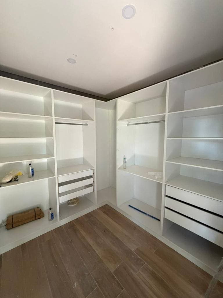Residencia a estrenar de 3 dormitorios en suite, barrio mburucuya