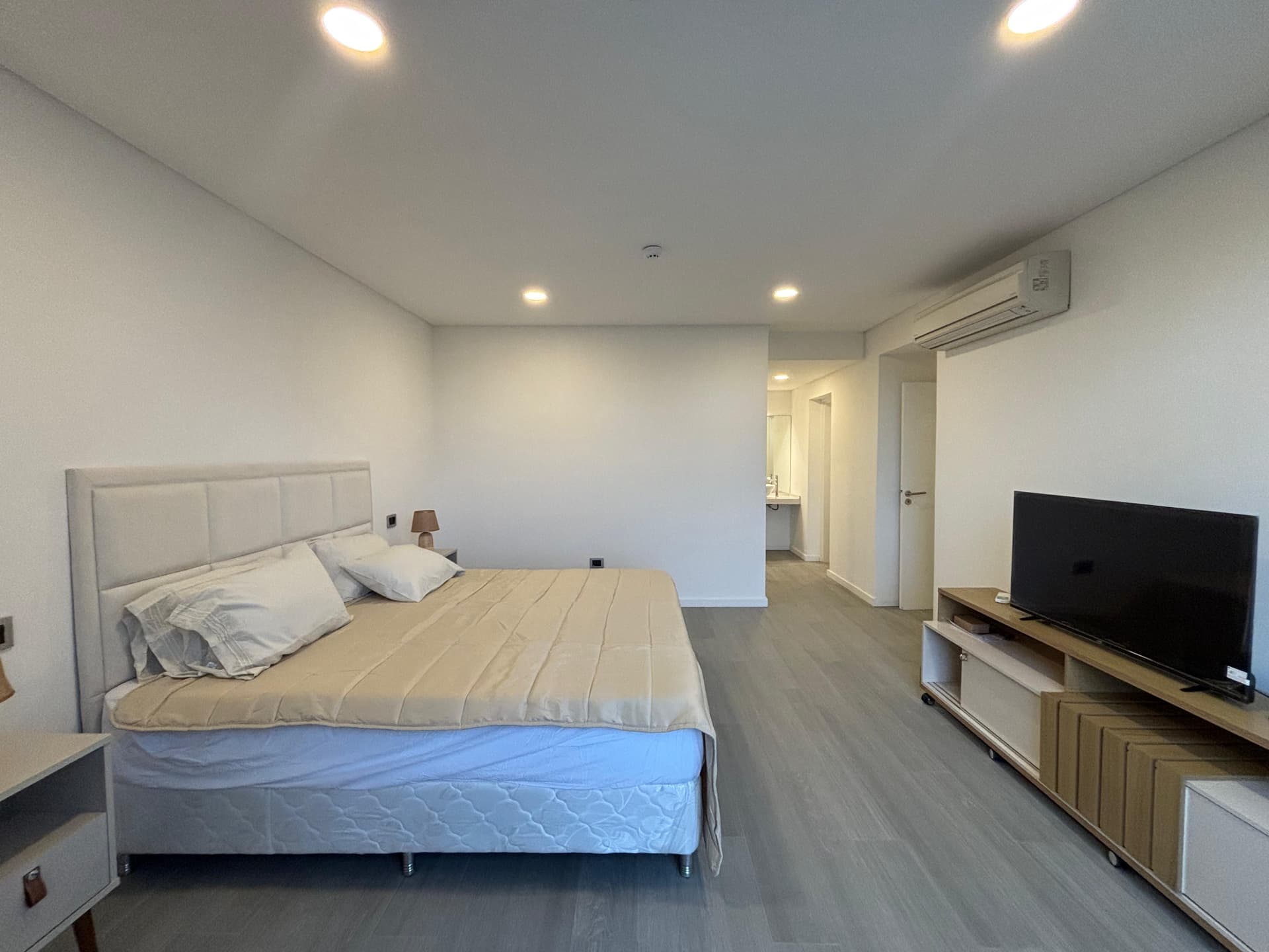 EN ALQUILER - Departamento amoblado y equipado de 2 dormitorio. Barrio Mburucuya, foto 3
