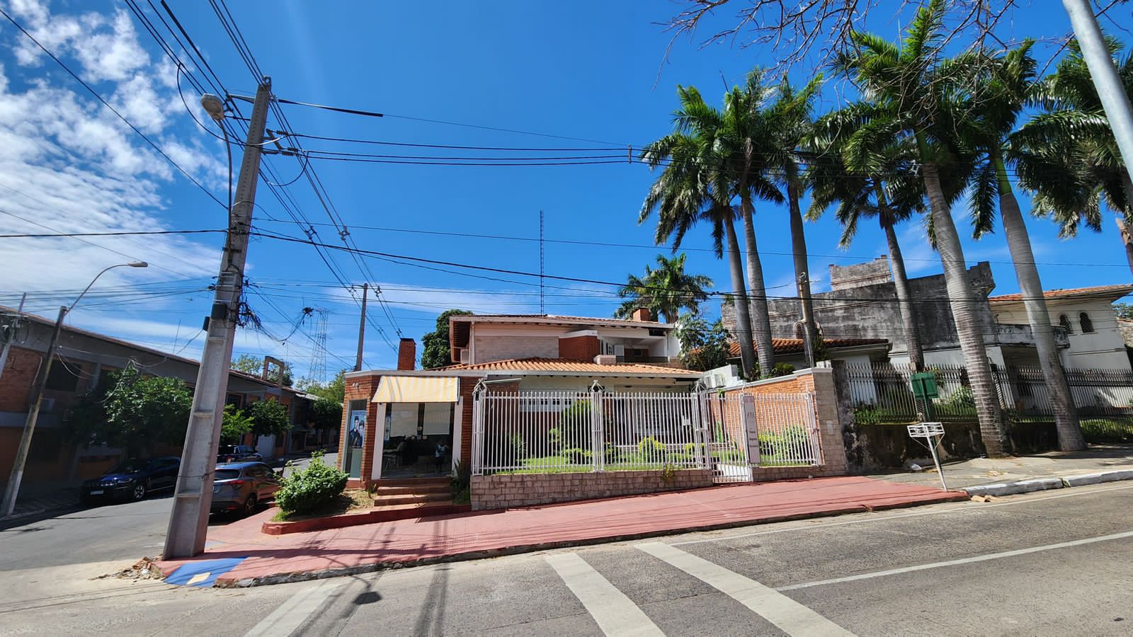 Vendo casa en sajonia sobre la avenida cal