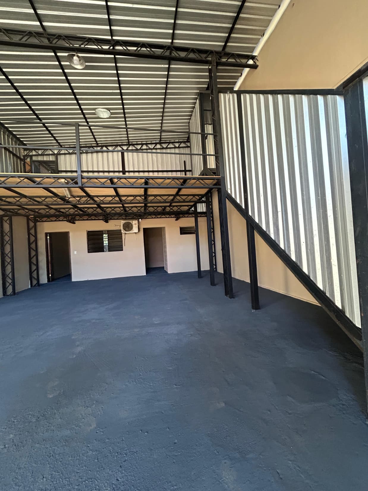 Salón comercial con oficinas y amplio depósito – Luque 4to barrio, foto 2