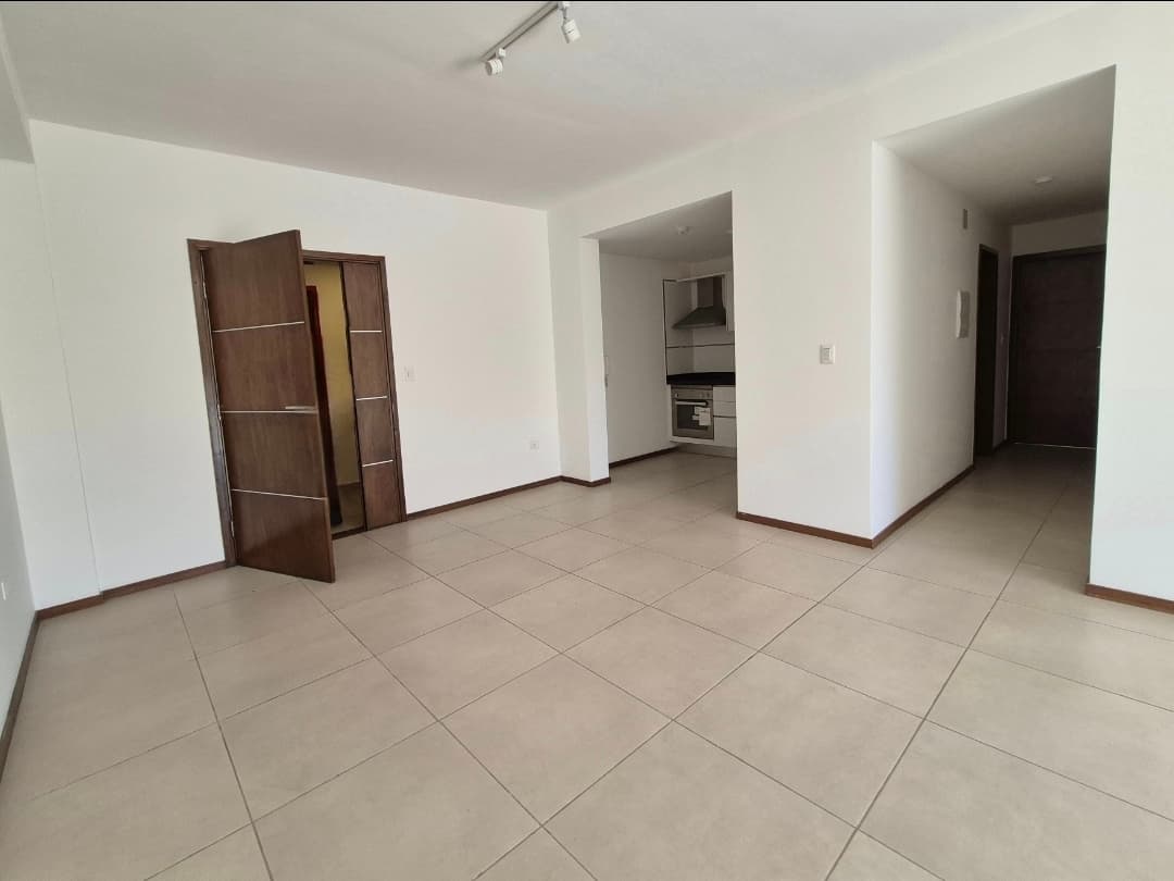 Hermoso Y Amplio Departamento Con 2 Dormitorios En Las Mercedes, Zona Inter — foto 2