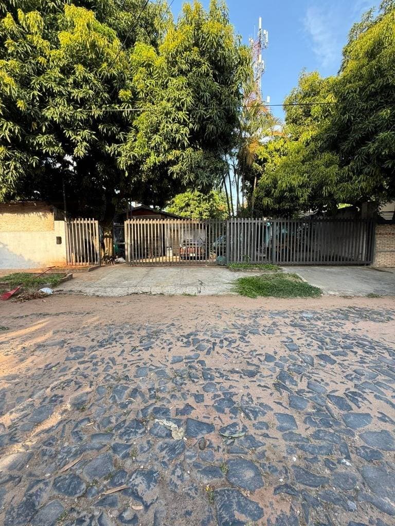 En venta terreno con edificación a demoler o refaccionar a 1/2 cuadra de la UCA