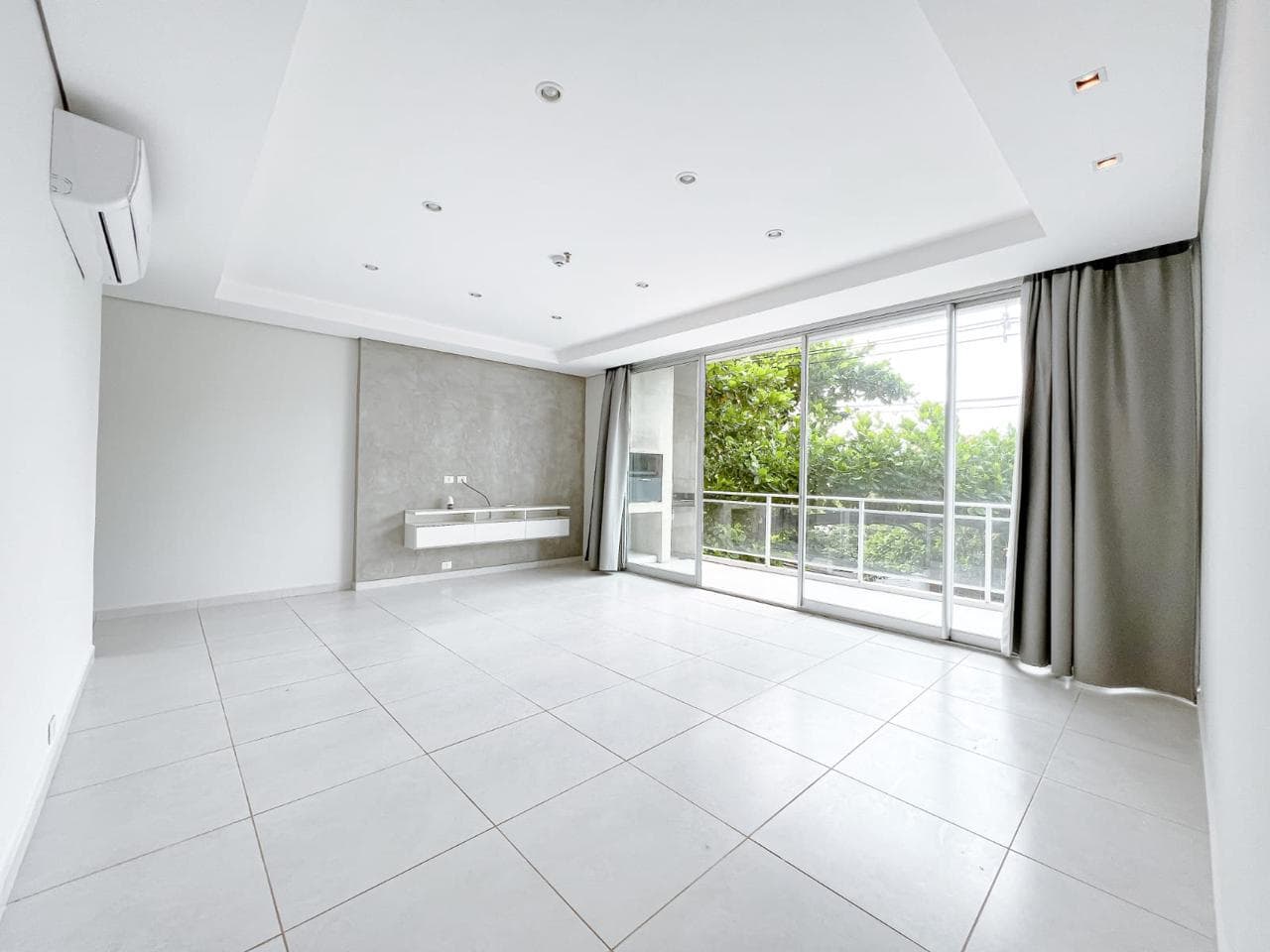 Venta apartamento de 2 dorm en suite + 2 cocheras zona bcp