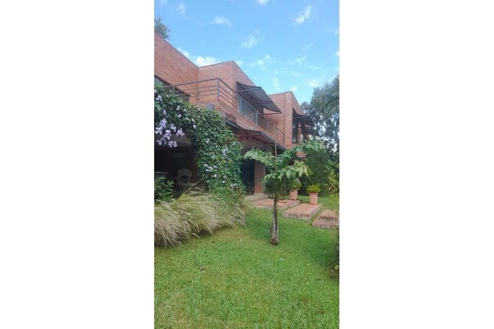 Vendo casa con amplio terreno en surubi'i