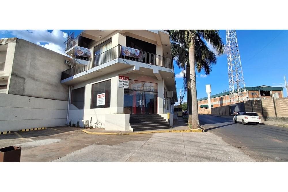 Alquilo salon comercial sobre Acceso Sur