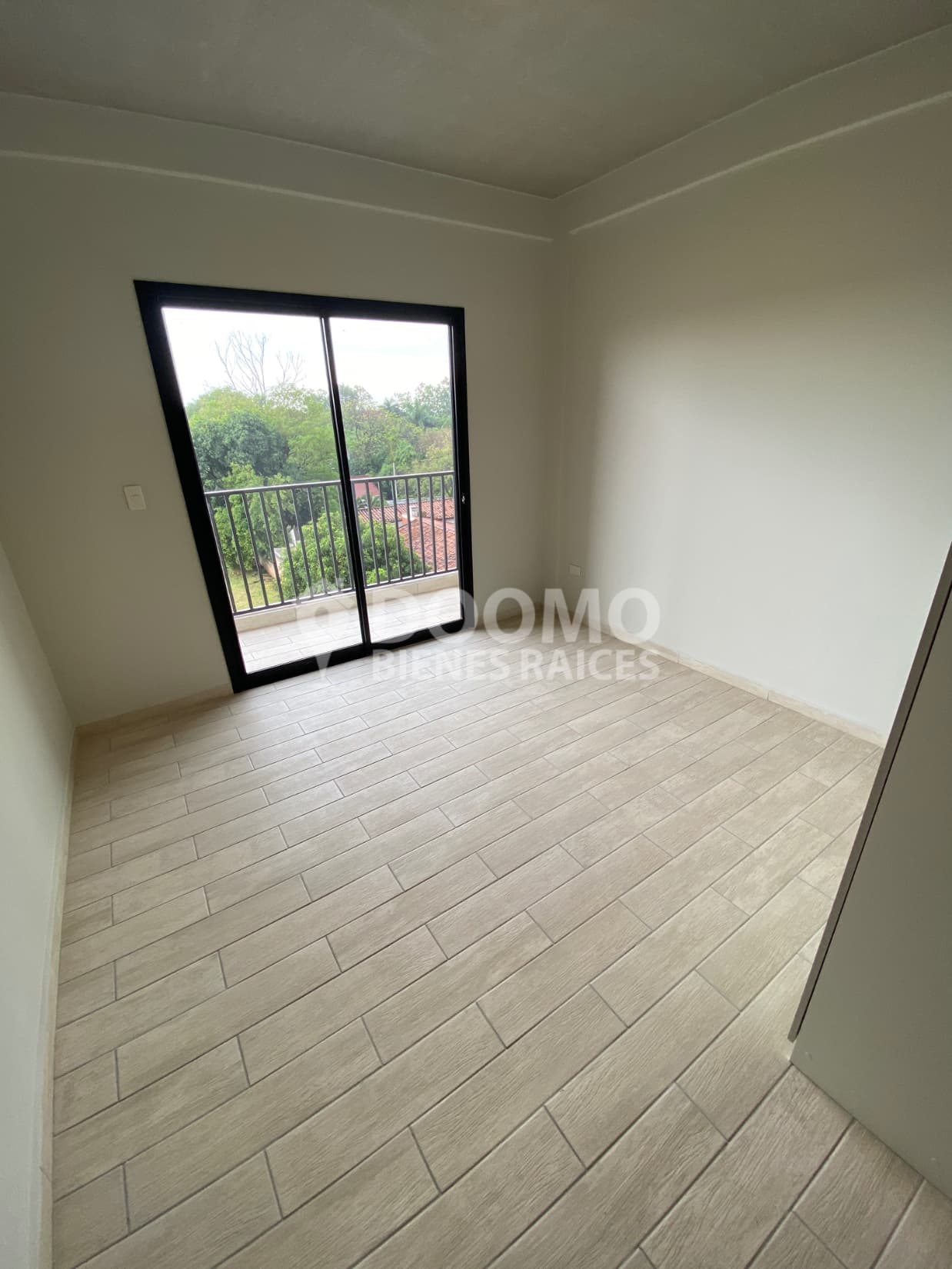 Gs. 2.900.000 alquiler amplio monoambiente a pasos del cit, foto 5