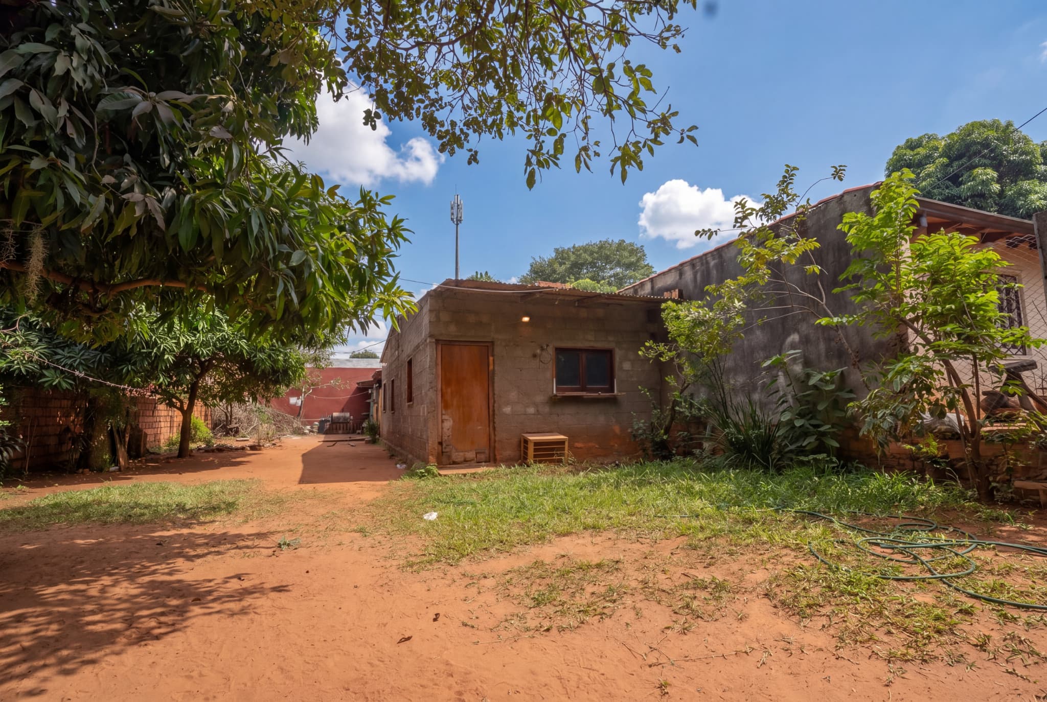 Terreno + pequeña construcción en Venta Luque Moracue, foto 2
