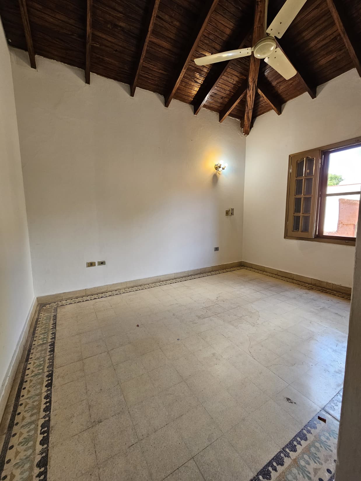 EN ALQUILER Amplia Casa en Ykua Sati Ideal para Oficina o Vivienda, foto 4