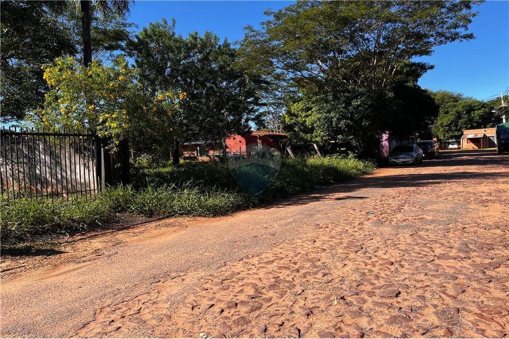 Vendo terreno c/ construcción a refaccionar-Ñemby