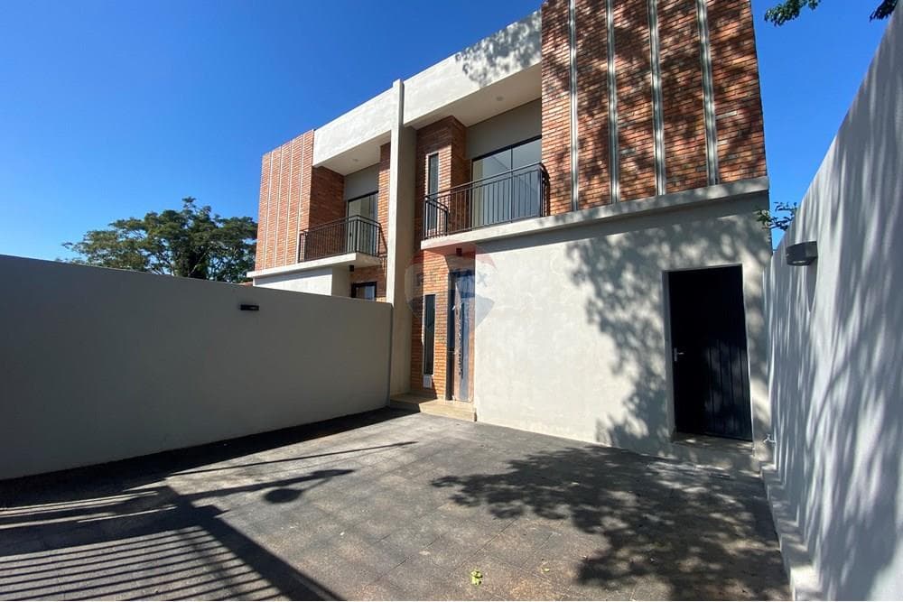 En venta duplex en Luque barrio laurelty, foto 2