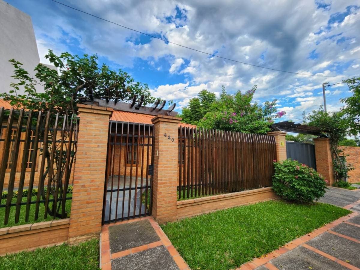 Vendo amplia residencia a 1 cuadra de la avda. Primer presidente