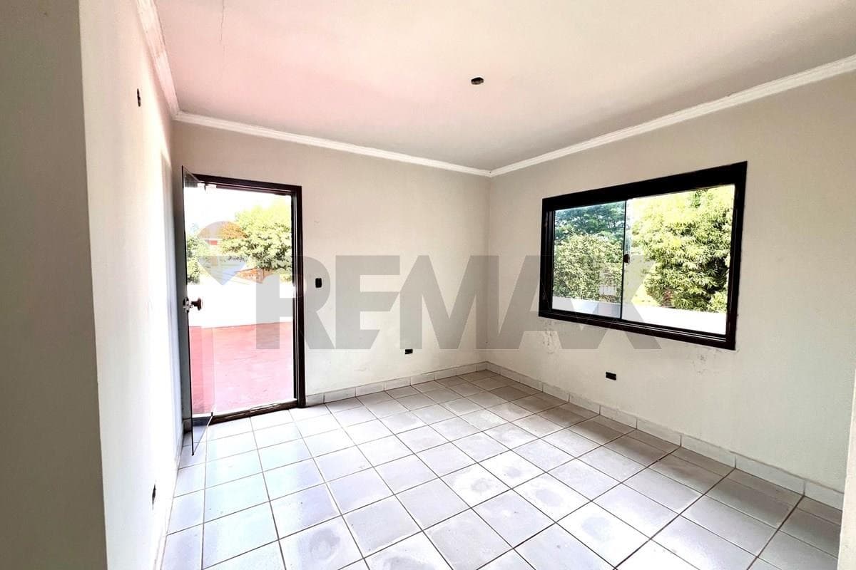 Casa - Venta - San Lorenzo, Central, Paraguay — foto 2