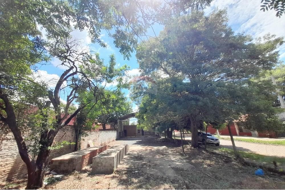 Terreno en esquina. Barrio Kennedy Lambaré, foto 2