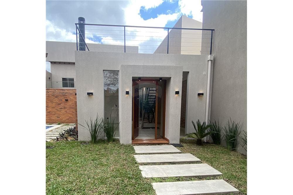 Luminosa y amplia residencia en b° mburucuya, foto 2