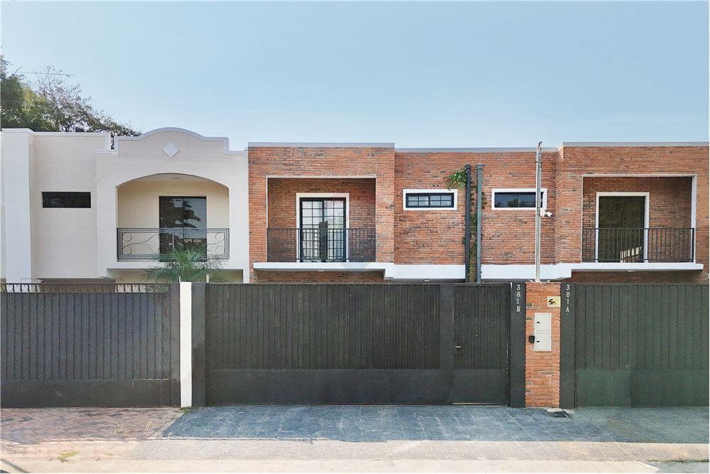 Vendo duplex en lambare a dos cuadras del yacht