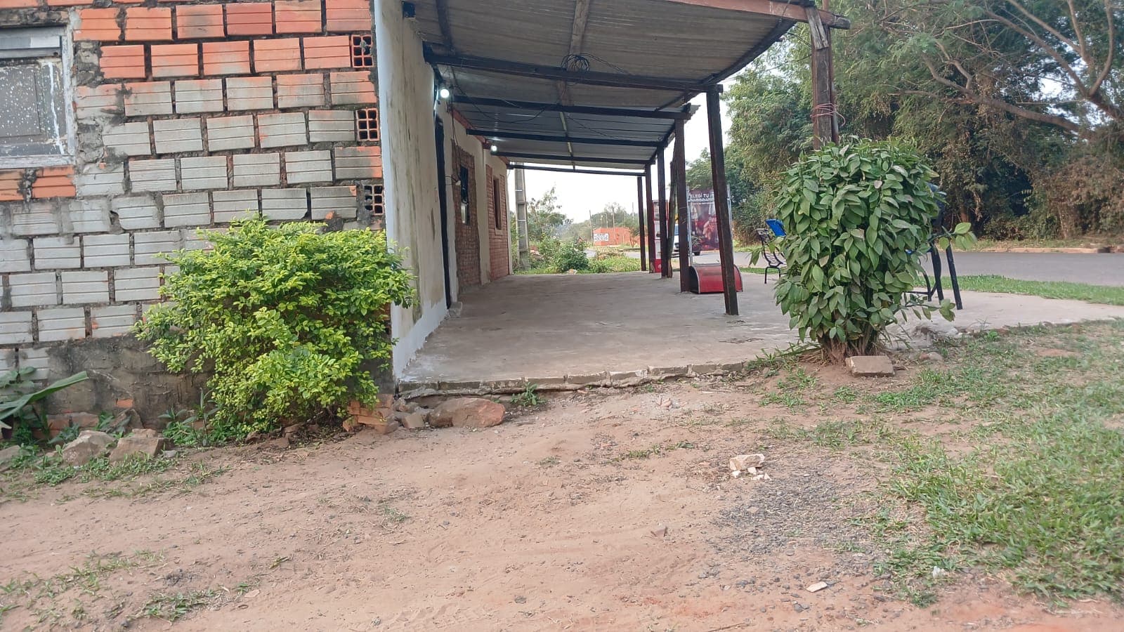 terreno con casita y un saloncito comercial en Limpio, foto 3