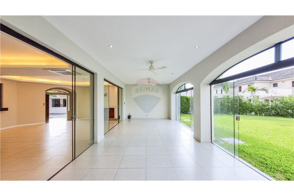 Lujosa residencia en alquiler, Mburucuya; Asunción, foto 4