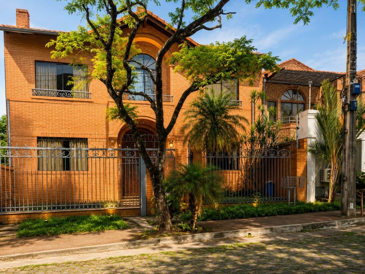 Alquilo moderna casa en Las Lomas / asuncion