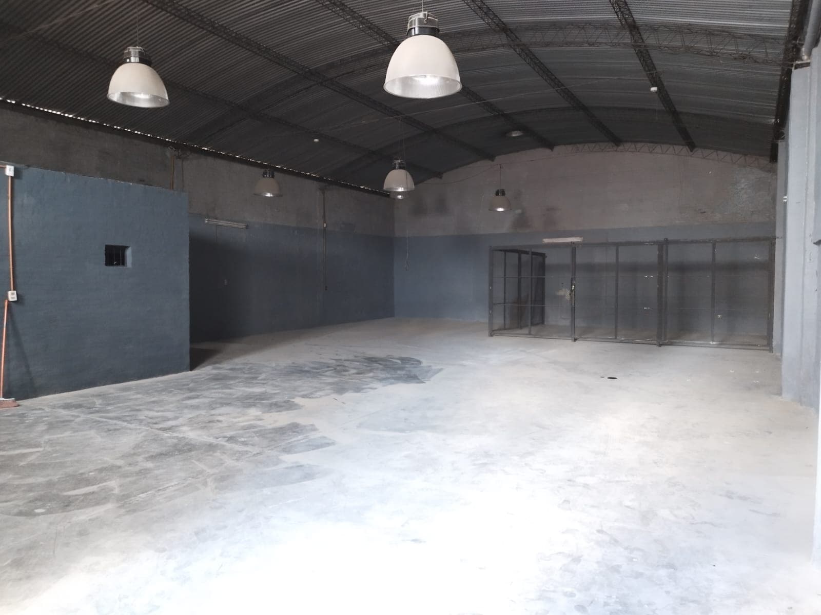 Alquilo hermoso tinglado de 360m2 sobre Madame Lynch con oficina