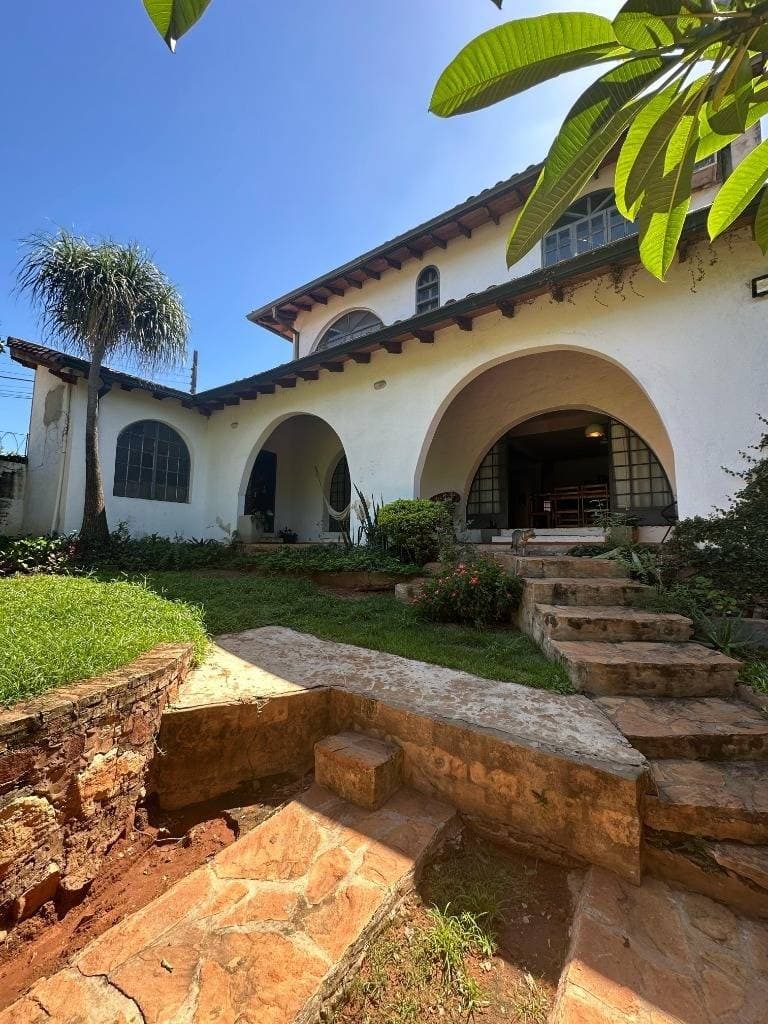Vendo amplia casa tipo colonial en lambare