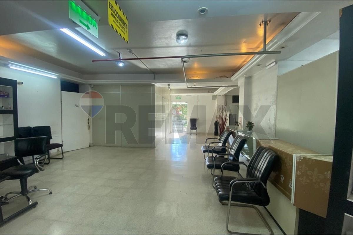 Salón comercial sobre mcal. López en alquiler!