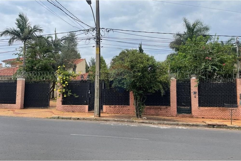 Alquilo amplia casa en mariscal estigarribia