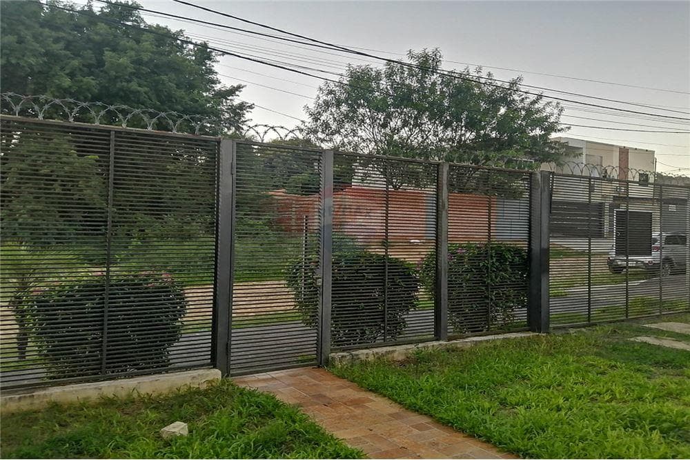 En venta residencia de 2 plantas en Lambaré, foto 2