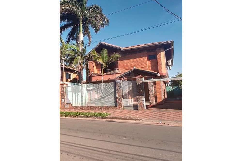 amplia casa en el cuarto barrio de Luque — foto 1