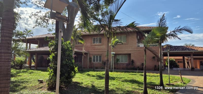 Vendo Amplia Residencia 5 Dorm. Z/ Univ. Católica Lambaré (CóD. 1326)