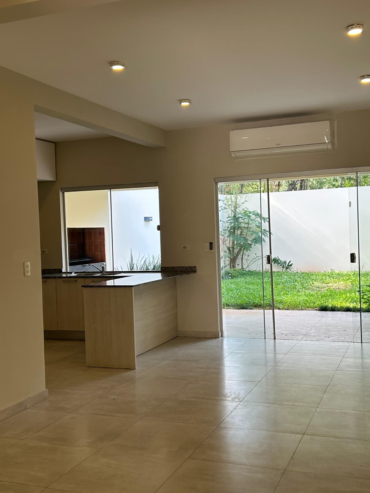Amplio dúplex con patio 3 dormitorios en Luque cuarto barrio — foto 2
