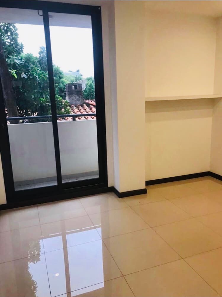 En alquíler hermoso departamento en alquíler zona Villa Morra — foto 3
