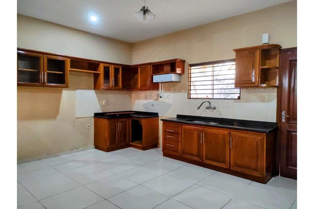 amplia casa en el cuarto barrio de Luque — foto 2
