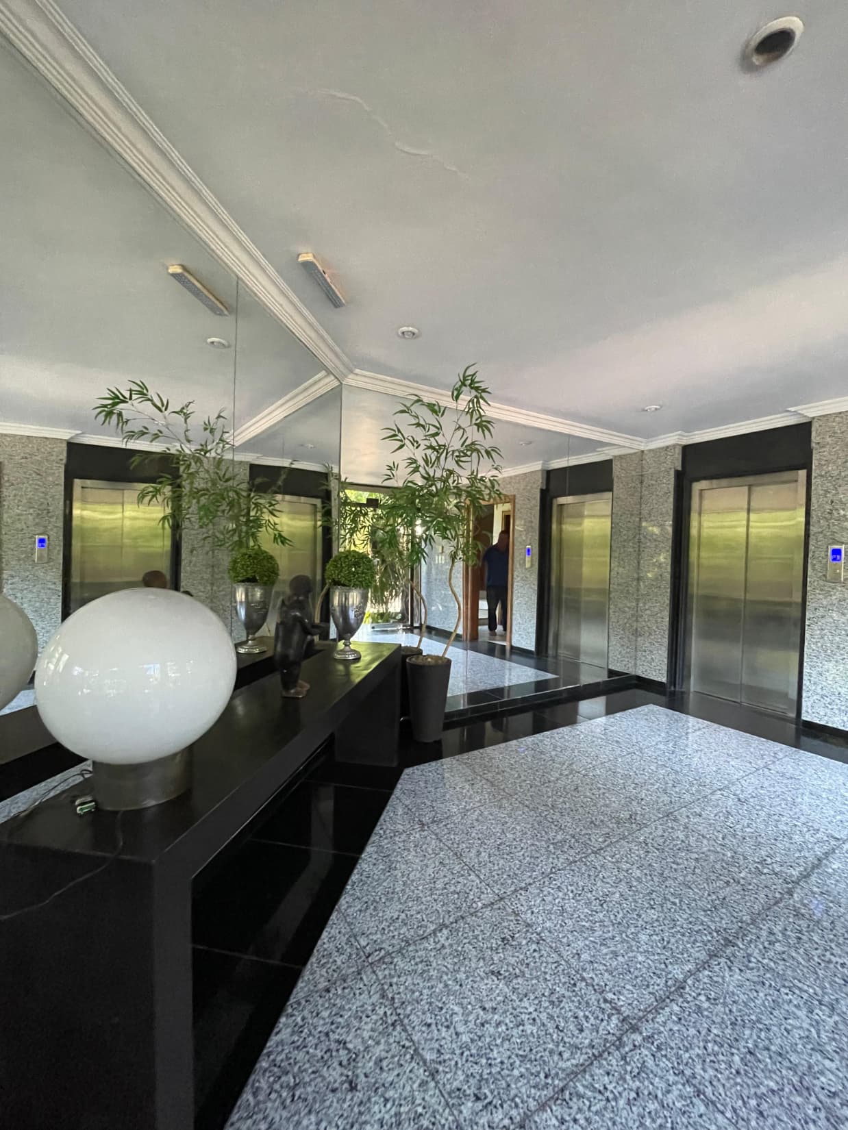 Villa Morra - en alquiler dpto de 4 dormitorios con 2 cocheras, foto 5