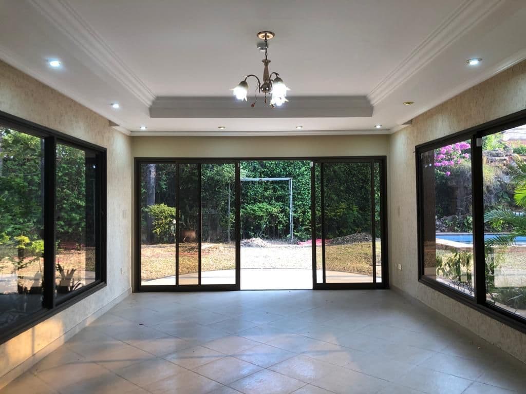 En alquiler, amplia residencia, a pasos de casa rica los laureles