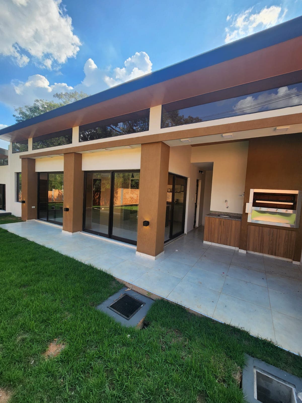 Alquilo hermosa casa con quincho en barrio cerrado terra viva – maramburé, Luque