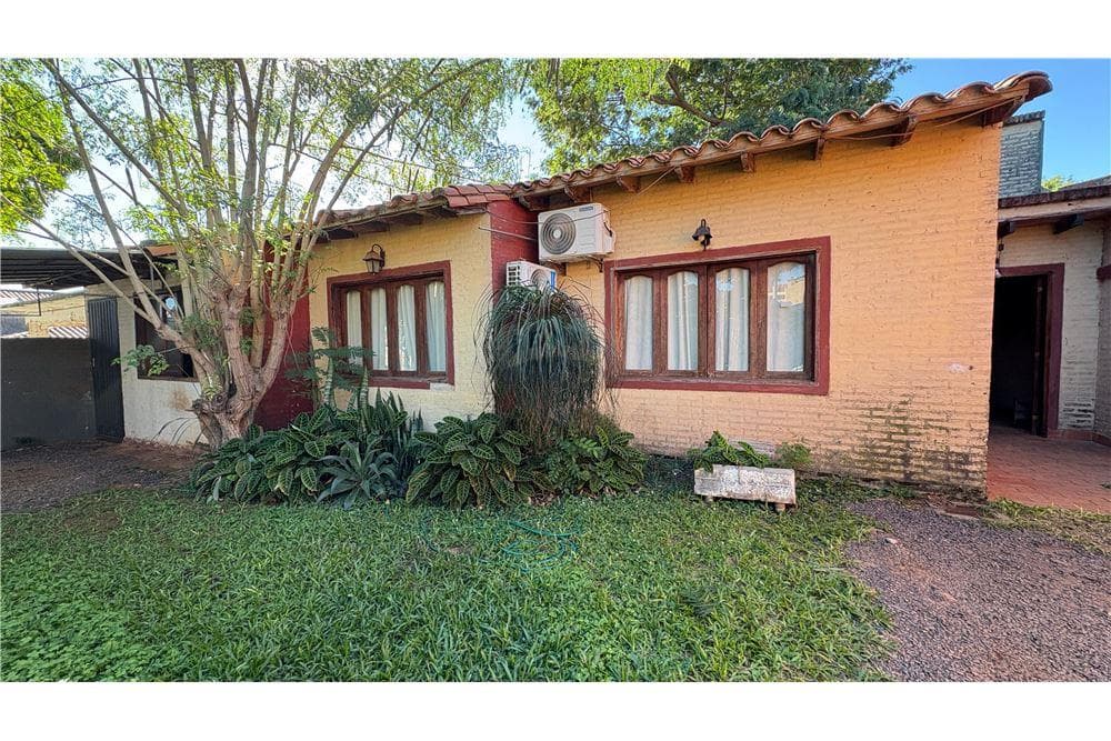 Se Vende Casa En Cuarto Barrio Luque Frente A Condominios Boulevar