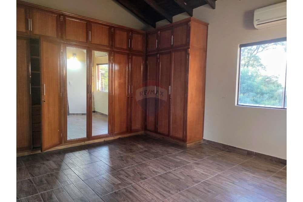 amplia casa en el cuarto barrio de Luque — foto 3